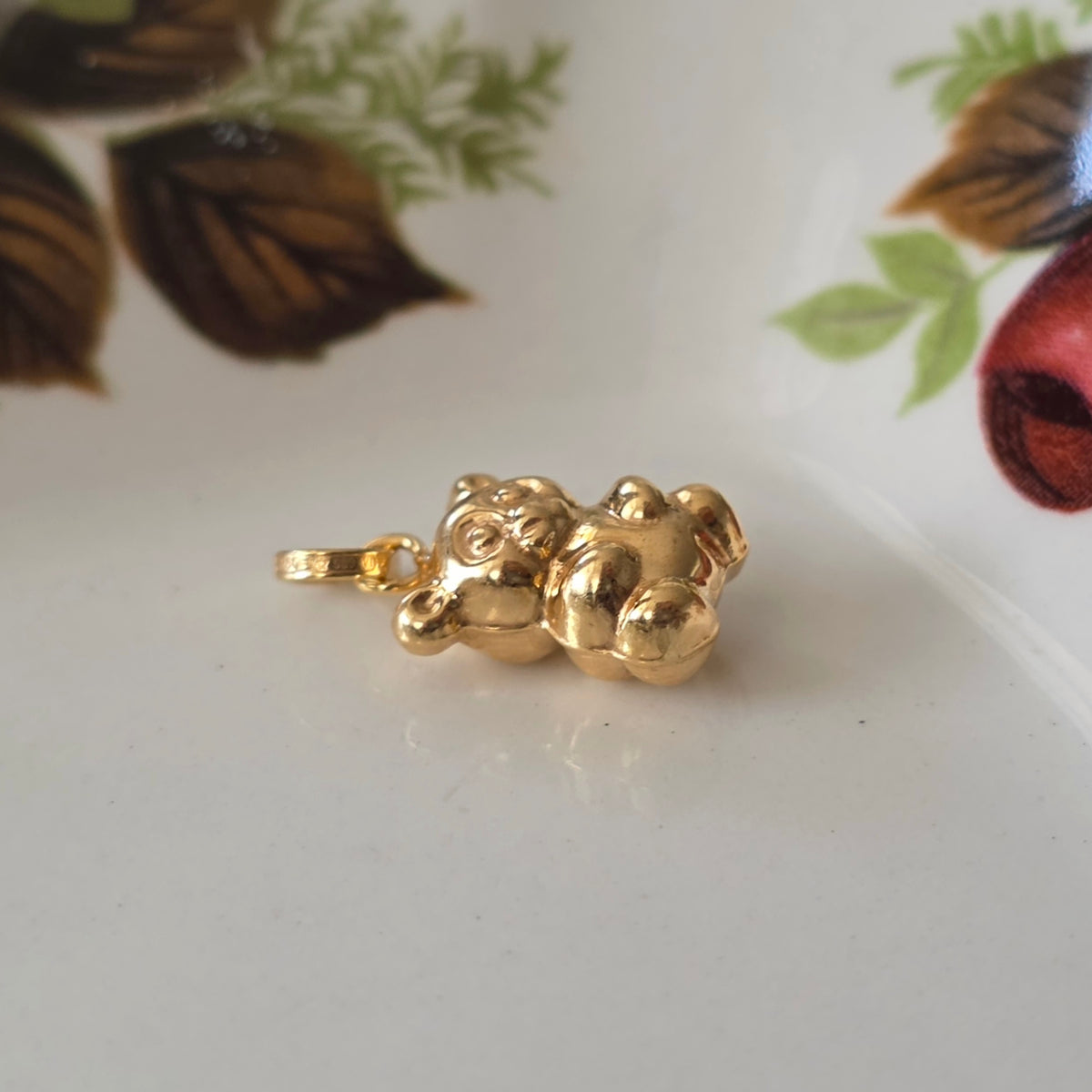 Vintage 18k gold teddy bear pendant