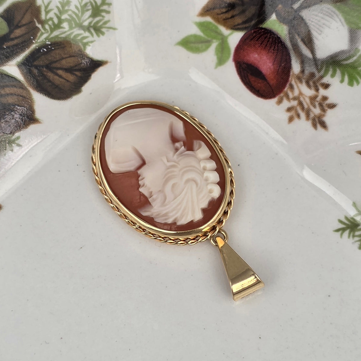 Vintage 18k gold pendant with cameo