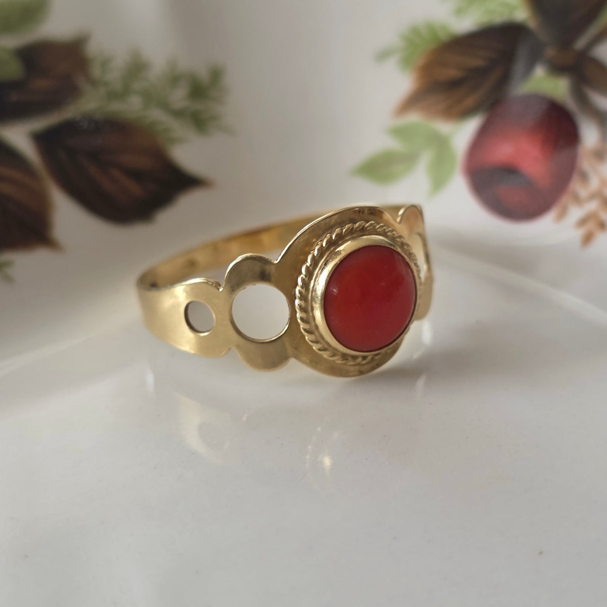 Vintage 14k gouden ring met bloedkoraal