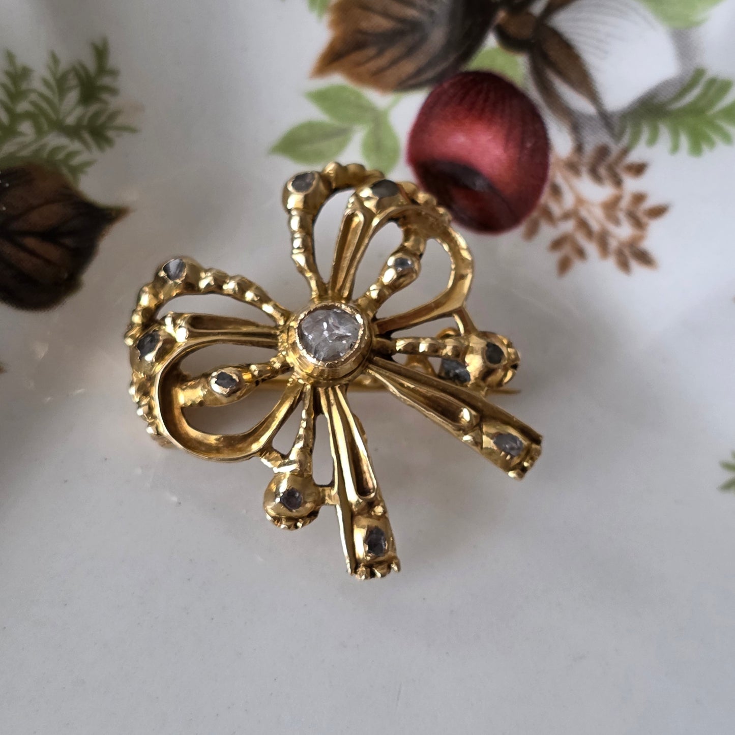 Antieke 14k gouden strik broche met roosdiamanten