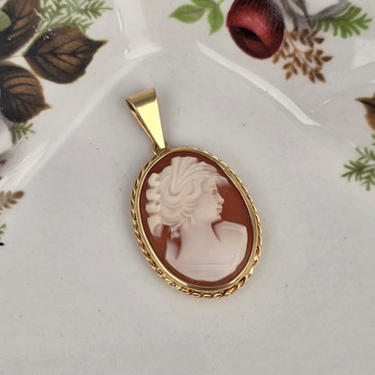 Vintage 18k gold pendant with cameo