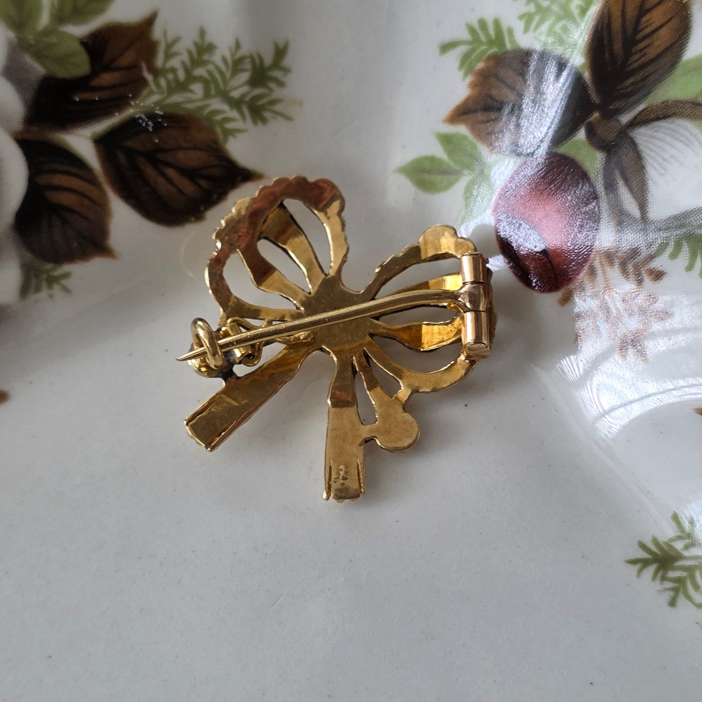 Antieke 14k gouden strik broche met roosdiamanten