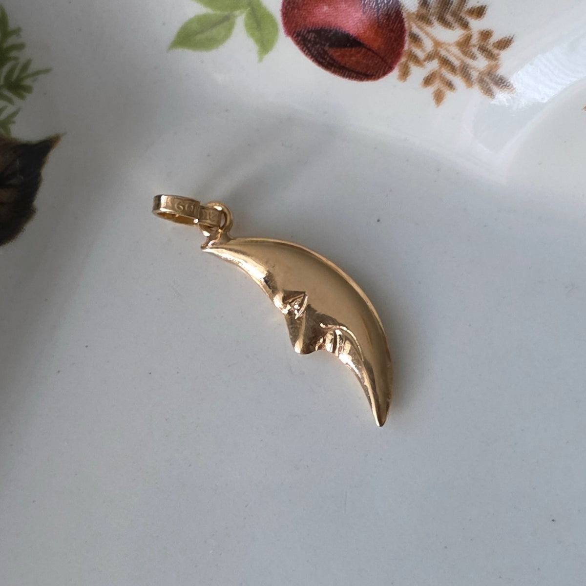 Vintage 18k gold moon pendant