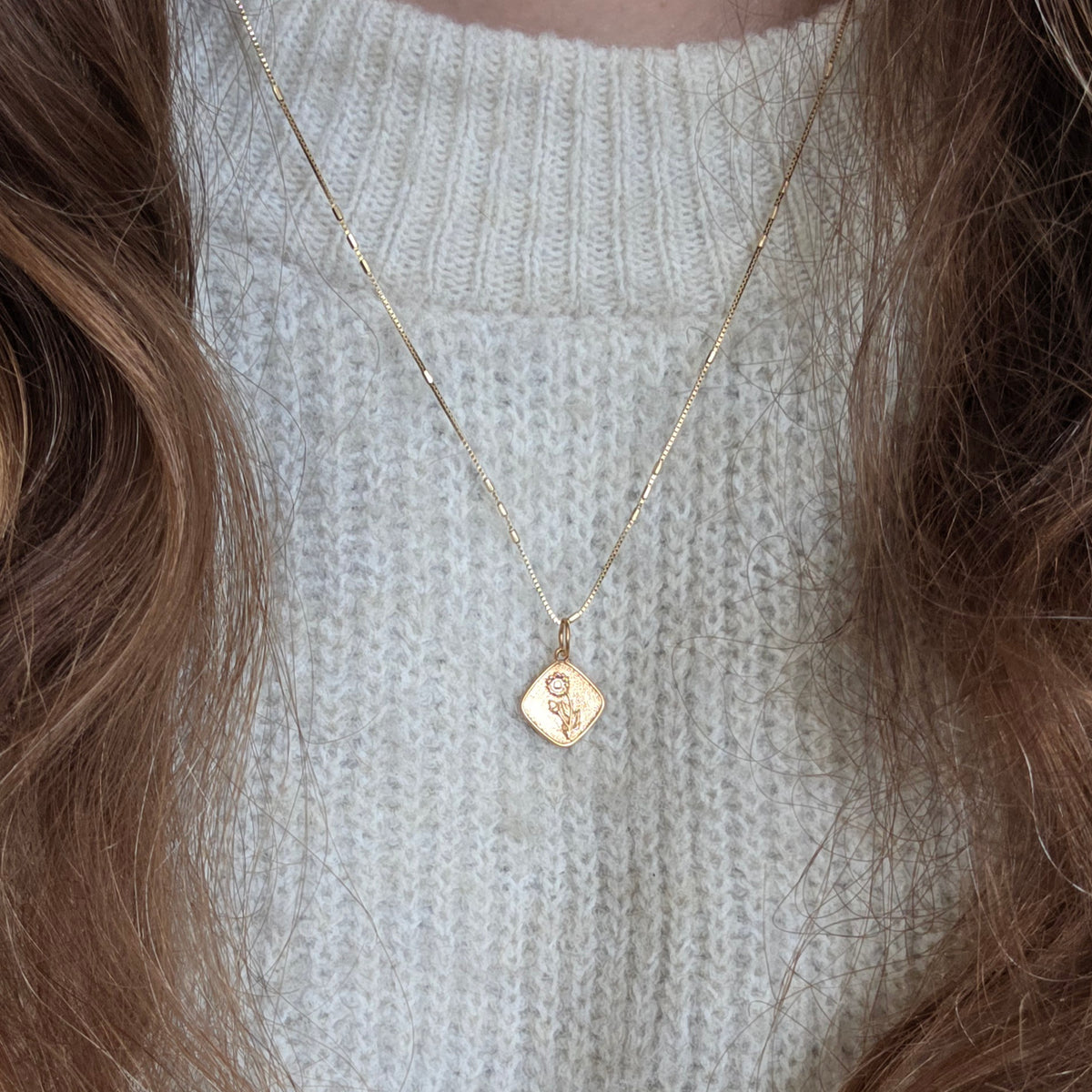 Vintage 18k gold daisy flower pendant