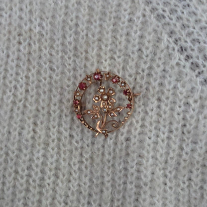 Antieke 14k roségouden broche met zaadparels en roze granaat