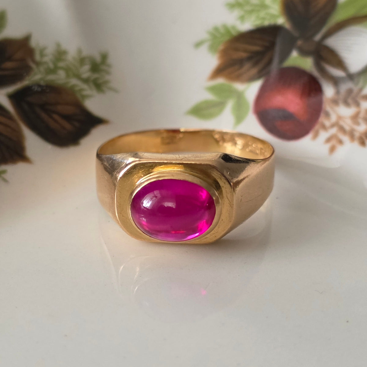 Vintage 18k gouden zegelring met robijn