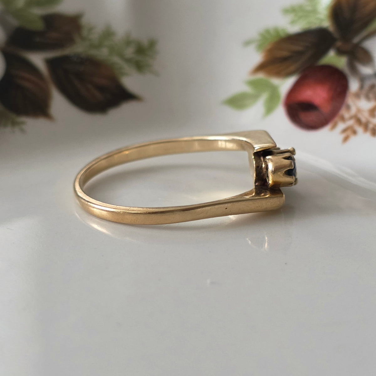 Vintage 18k gold ring with diamond and sapphire