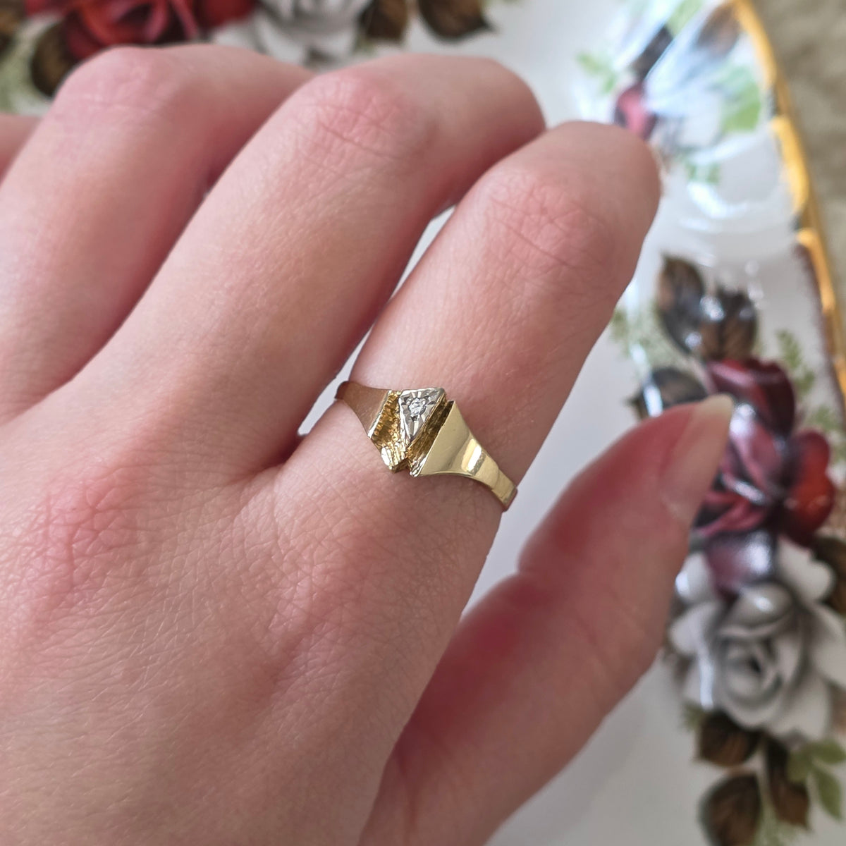 Vintage 14k gold ring with 0.01ct diamond