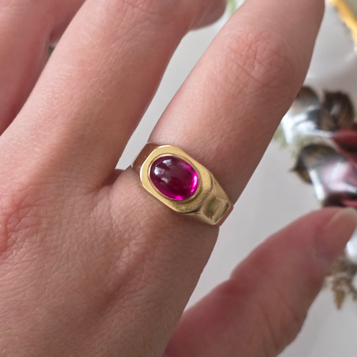 Vintage 18k gouden zegelring met robijn