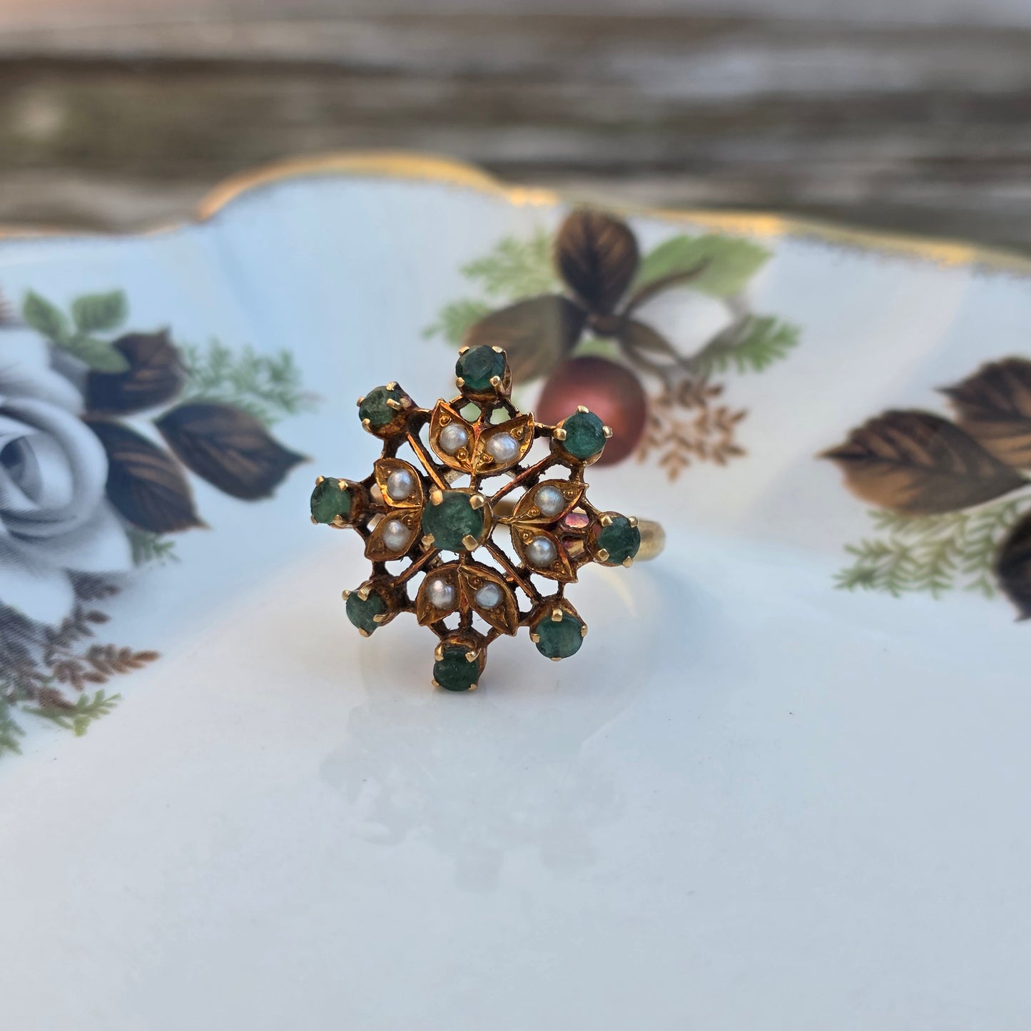 Antieke 21.6k gouden ring met smaragd en zaadparel