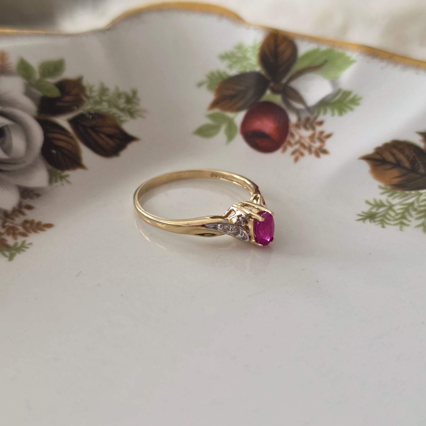 Vintage 10k ring met diamant en robijn