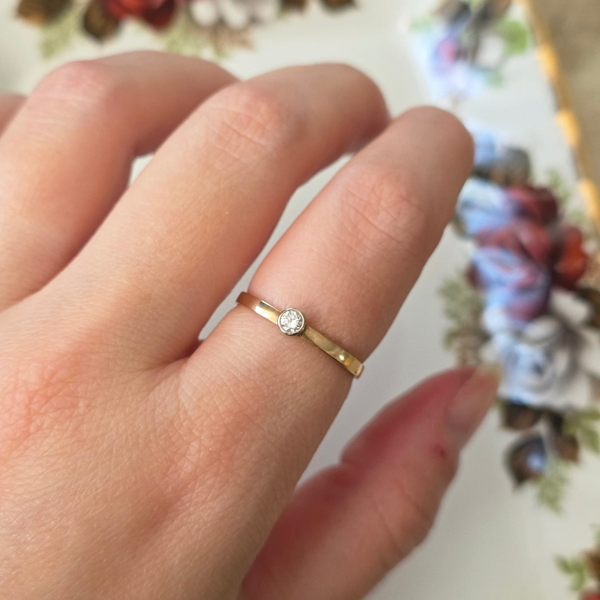 Vintage 14k gold ring with 0.05ct diamond