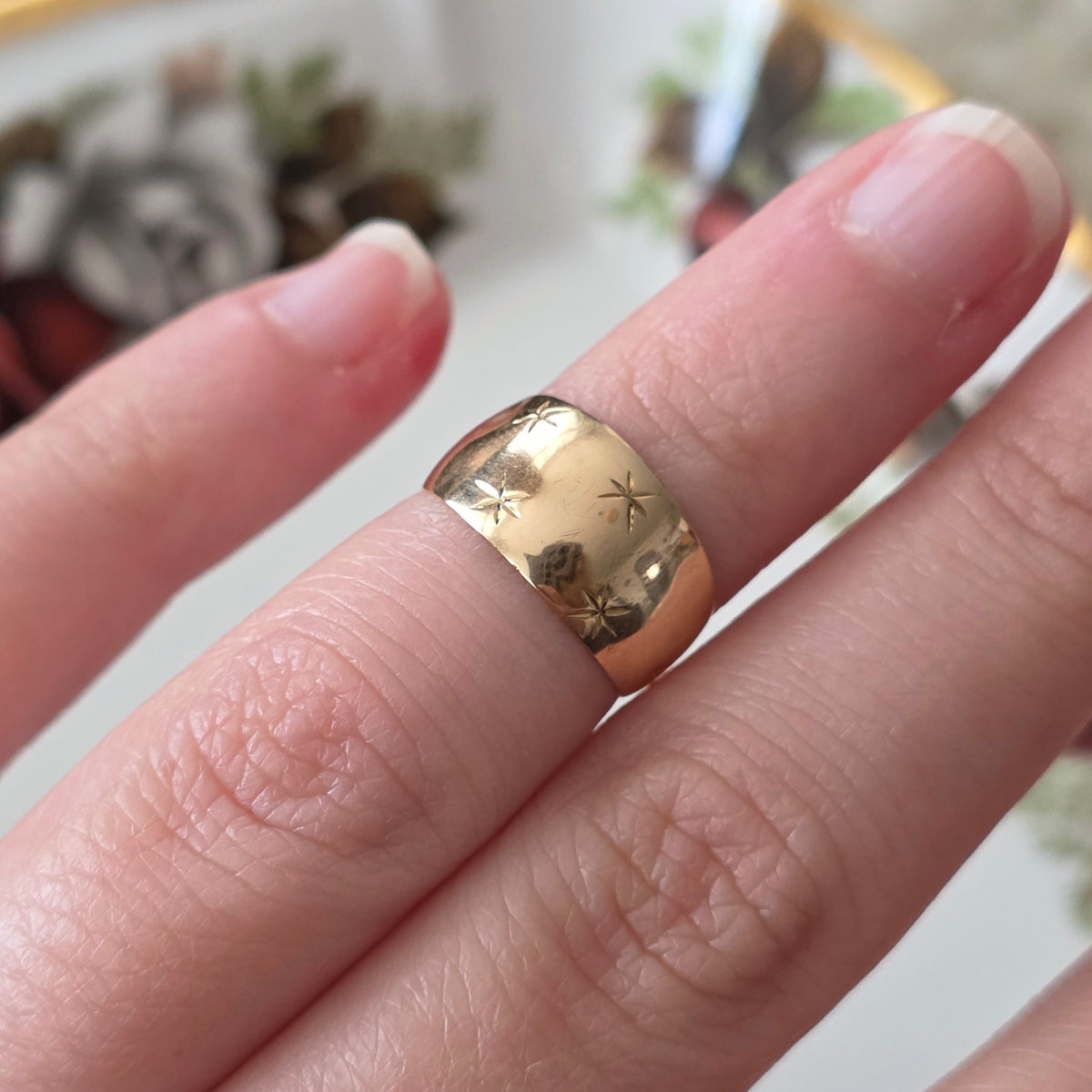 Vintage 18k gold pinky ring with stars