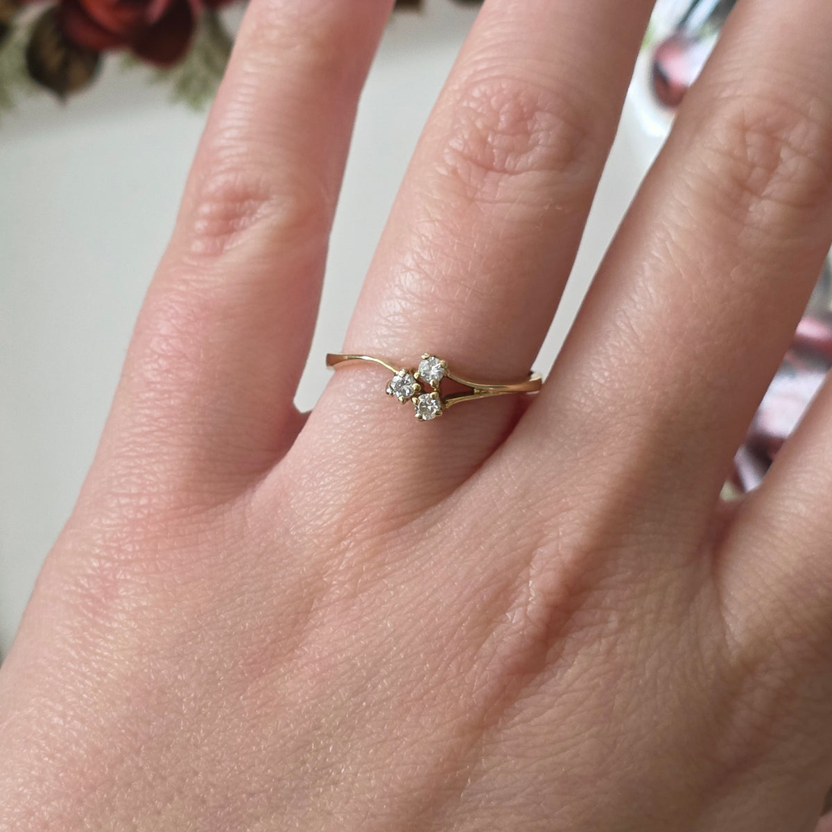 Vintage 18k gold ring with 0.1ct diamonds