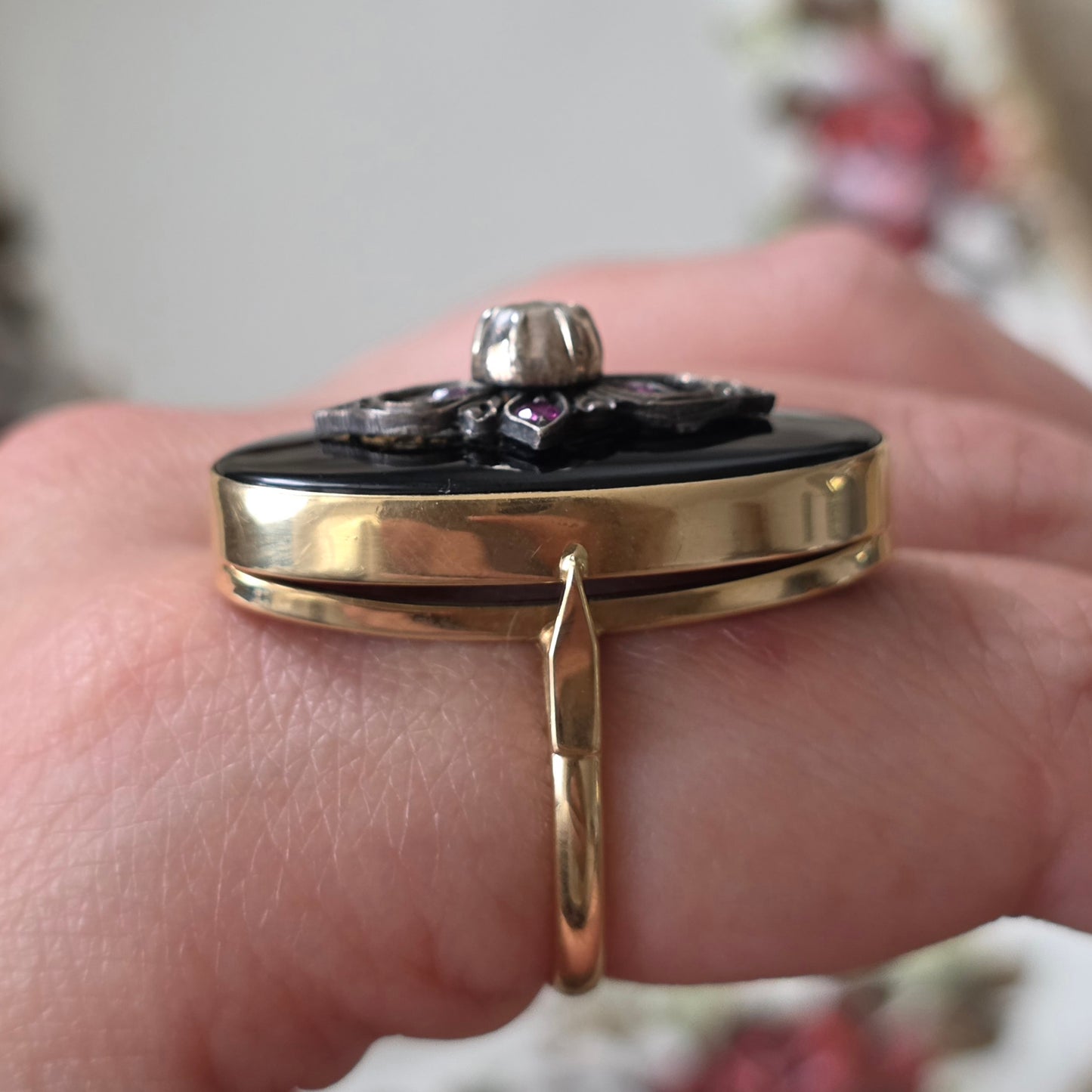 Antieke 14k gouden ring met onyx, robijnen en roosdiamant