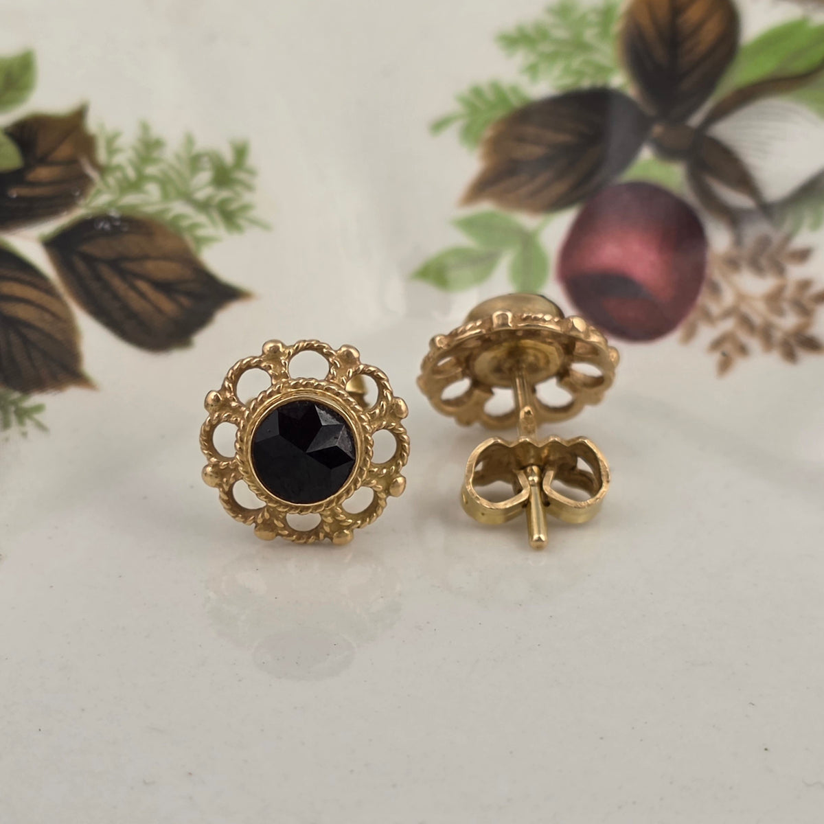 Vintage 14k gouden oorstekers granaat bloem