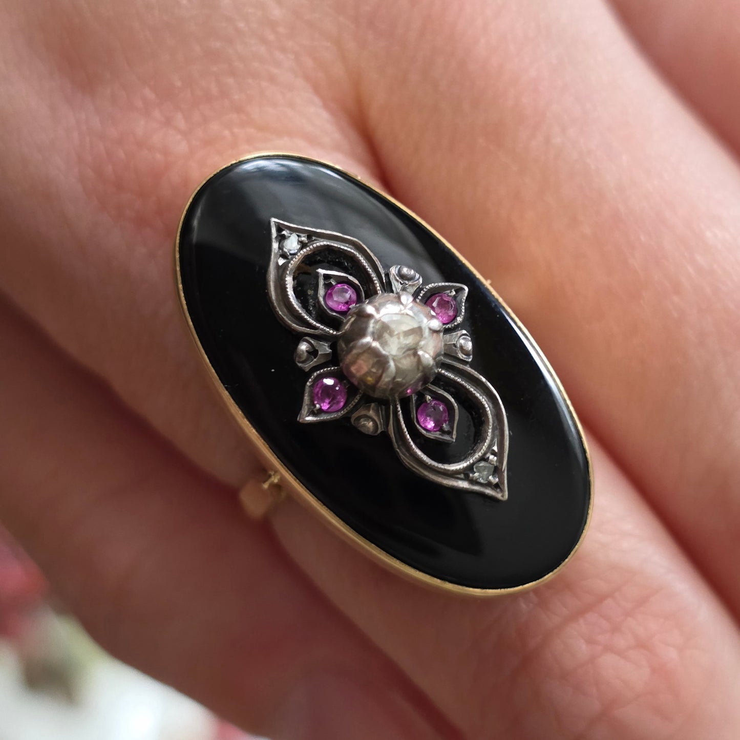 Antieke 14k gouden ring met onyx, robijnen en roosdiamant