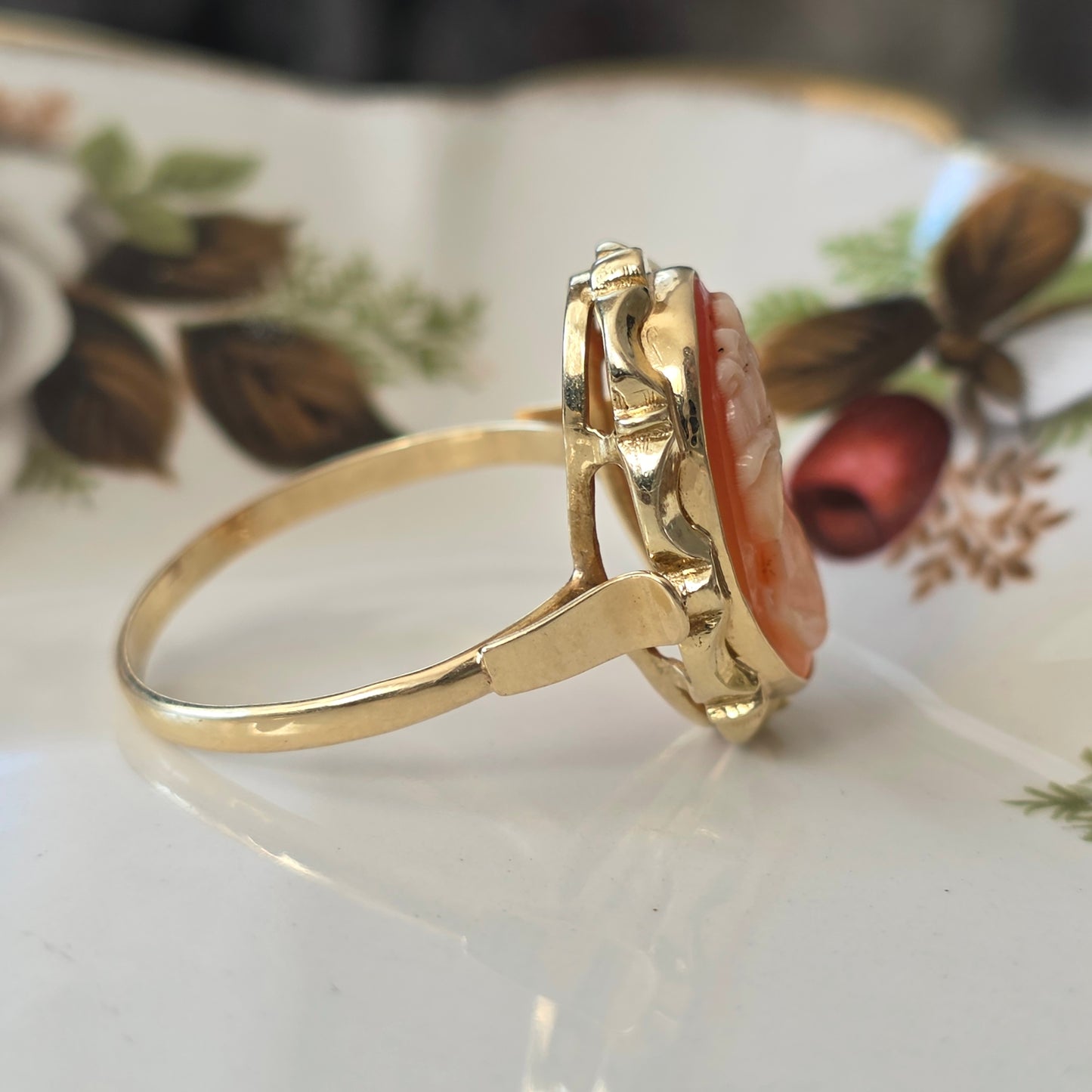 Vintage 14k gold ring with cameo