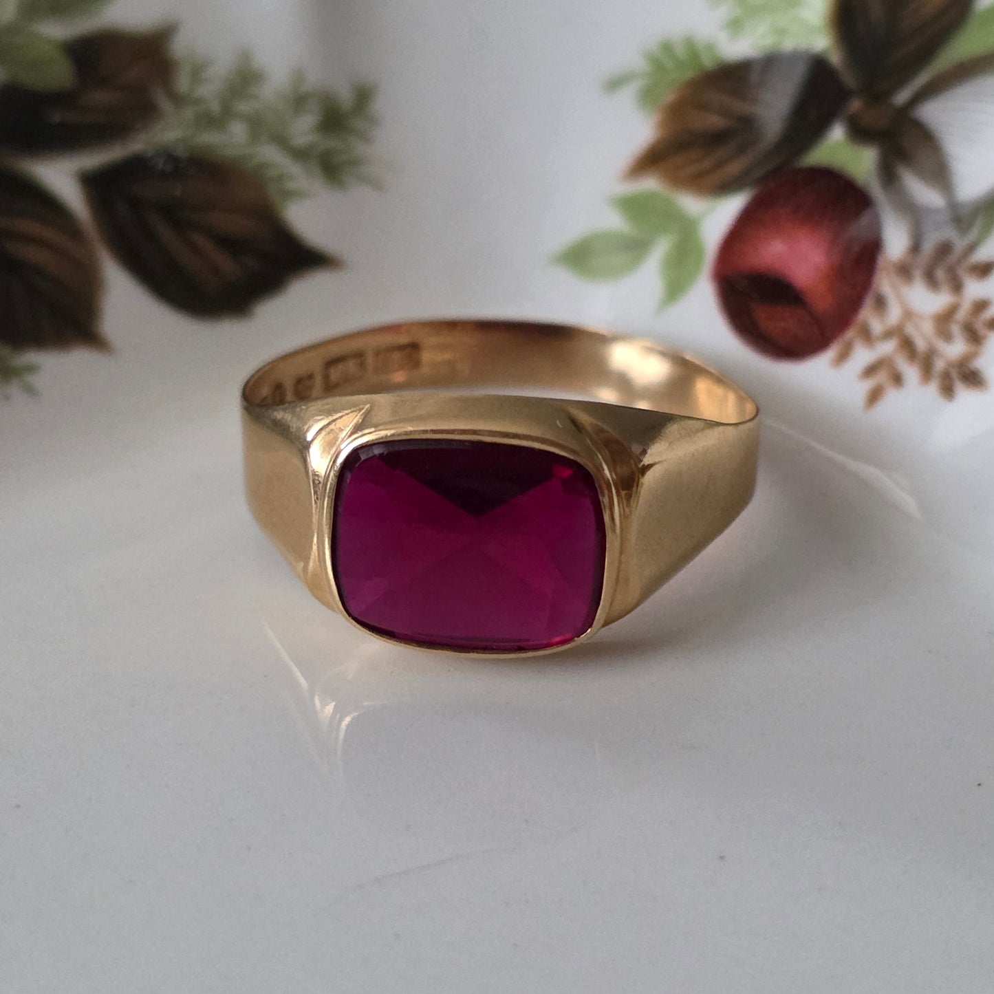 Vintage 18k gouden zegelring met robijn