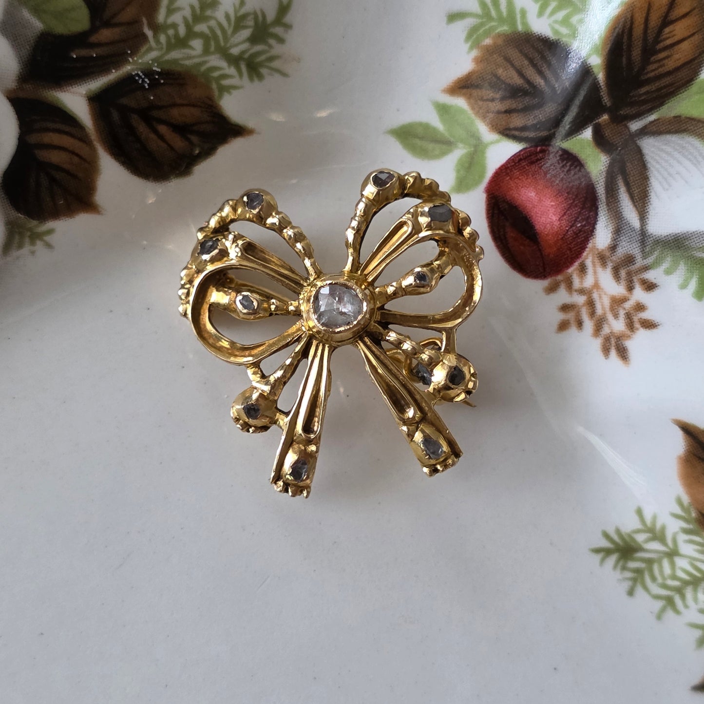Antieke 14k gouden strik broche met roosdiamanten