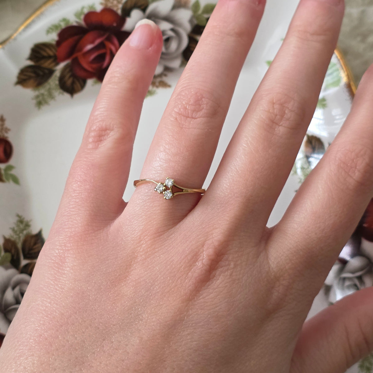 Vintage 18k gold ring with 0.1ct diamonds