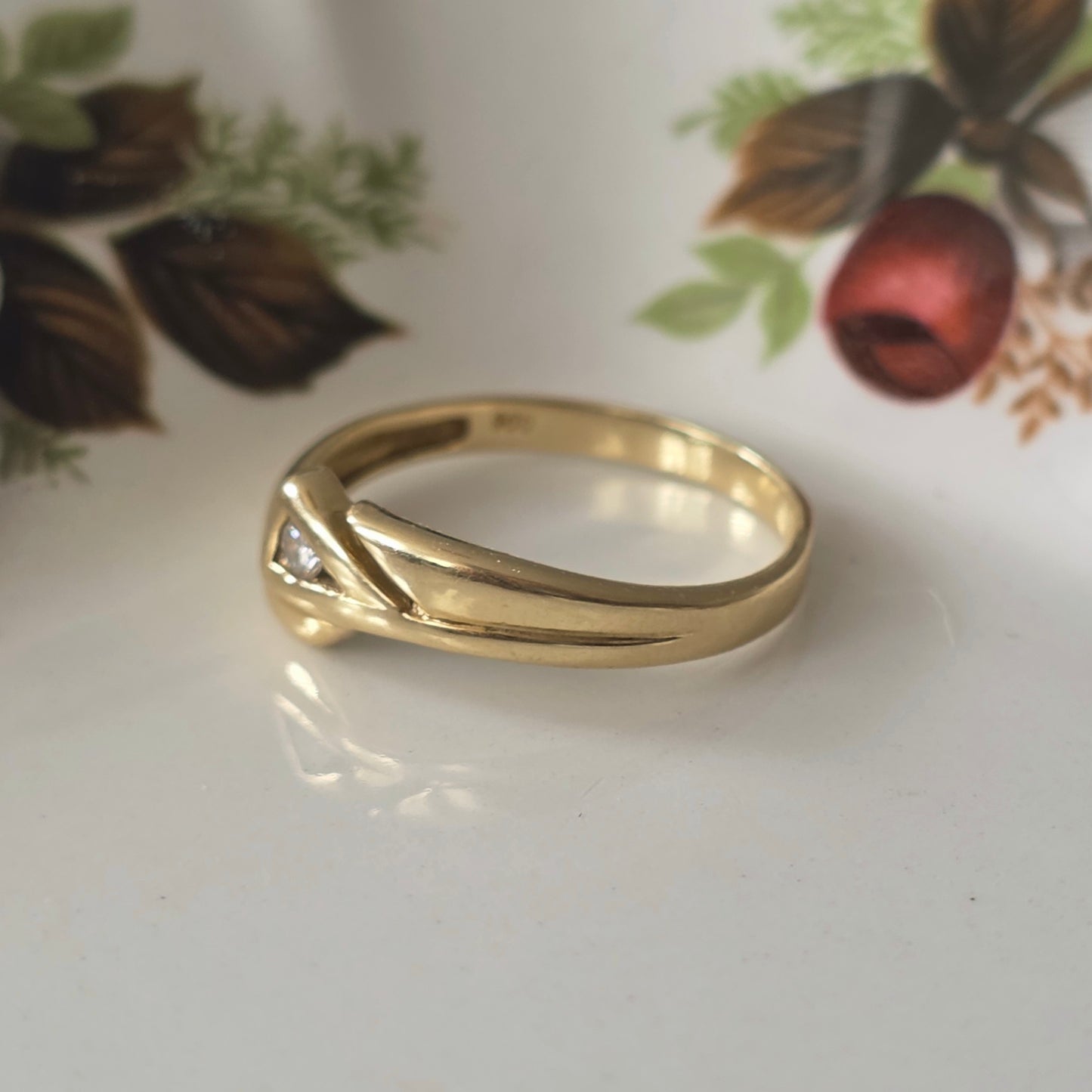Vintage 14k gold ring asymmetrical with diamond 0.06ct