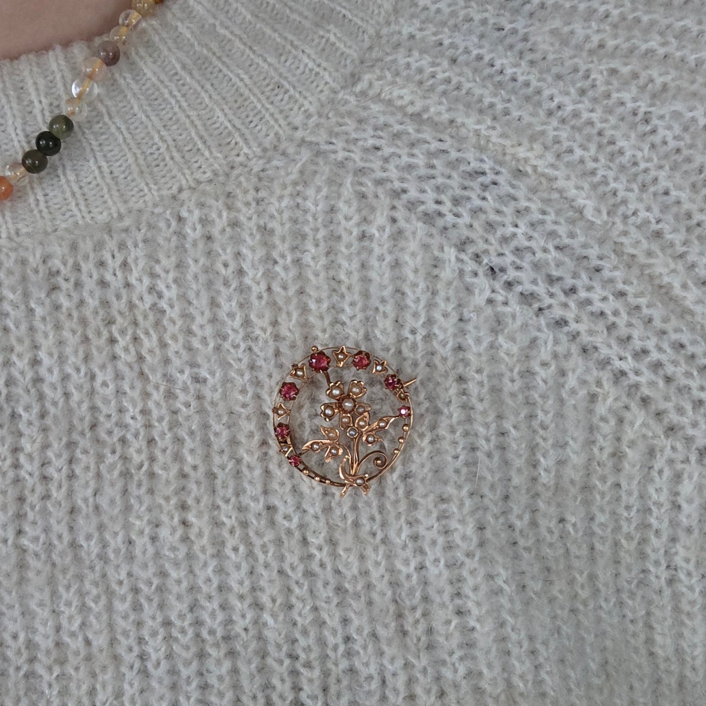 Antieke 14k roségouden broche met zaadparels en roze granaat