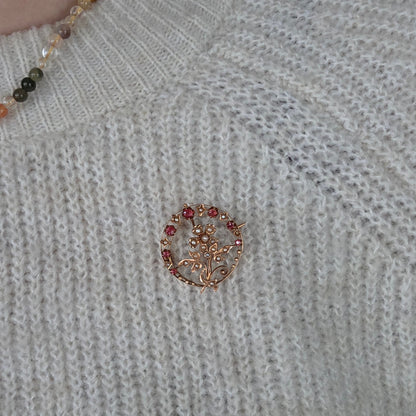 Antieke 14k roségouden broche met zaadparels en roze granaat