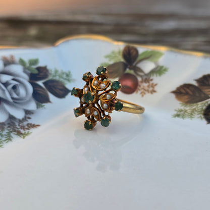 Antieke 21.6k gouden ring met smaragd en zaadparel