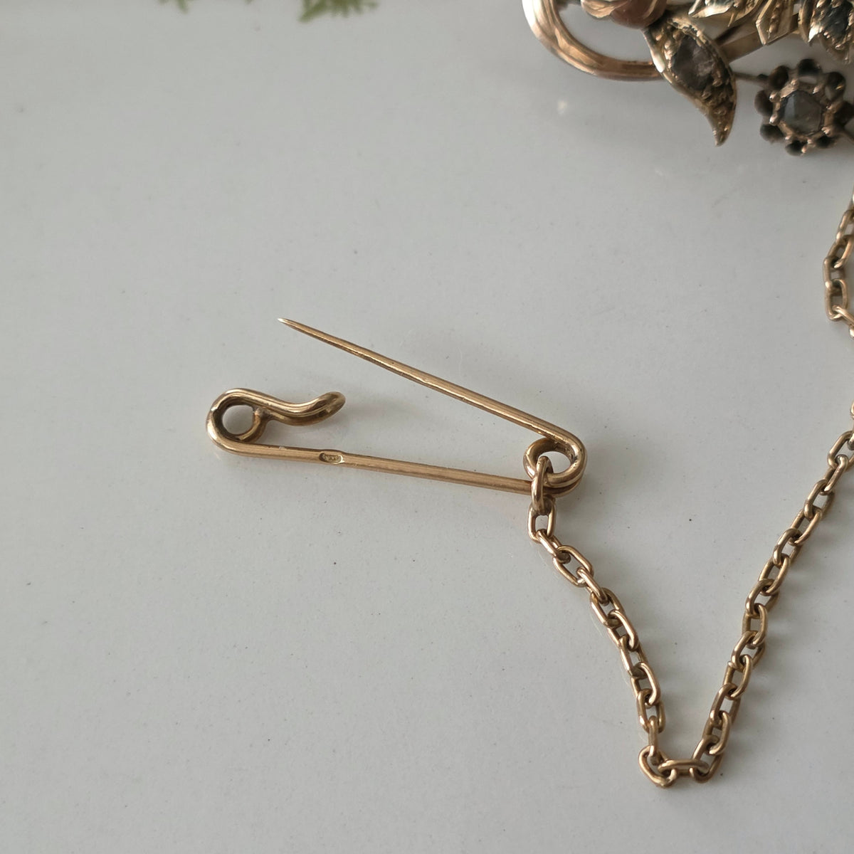 Antieke 14k gouden roosdiamant broche bloemtak