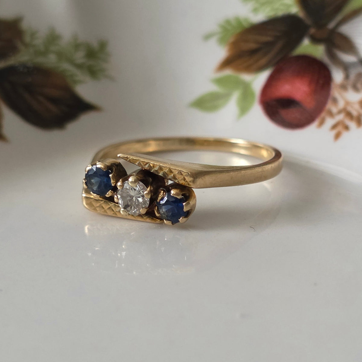 Vintage 18k gold ring with diamond and sapphire