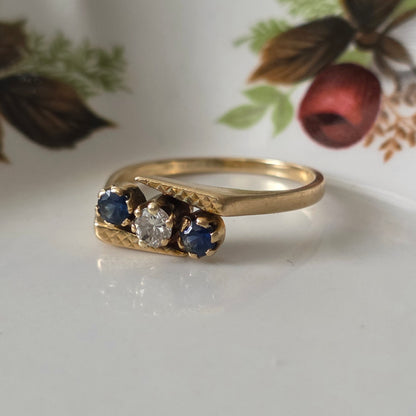 Vintage 18k gold ring with diamond and sapphire