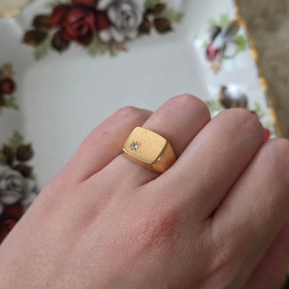 Vintage 18k gold signet ring white quartz