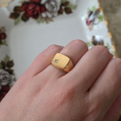 Vintage 18k gold signet ring white quartz