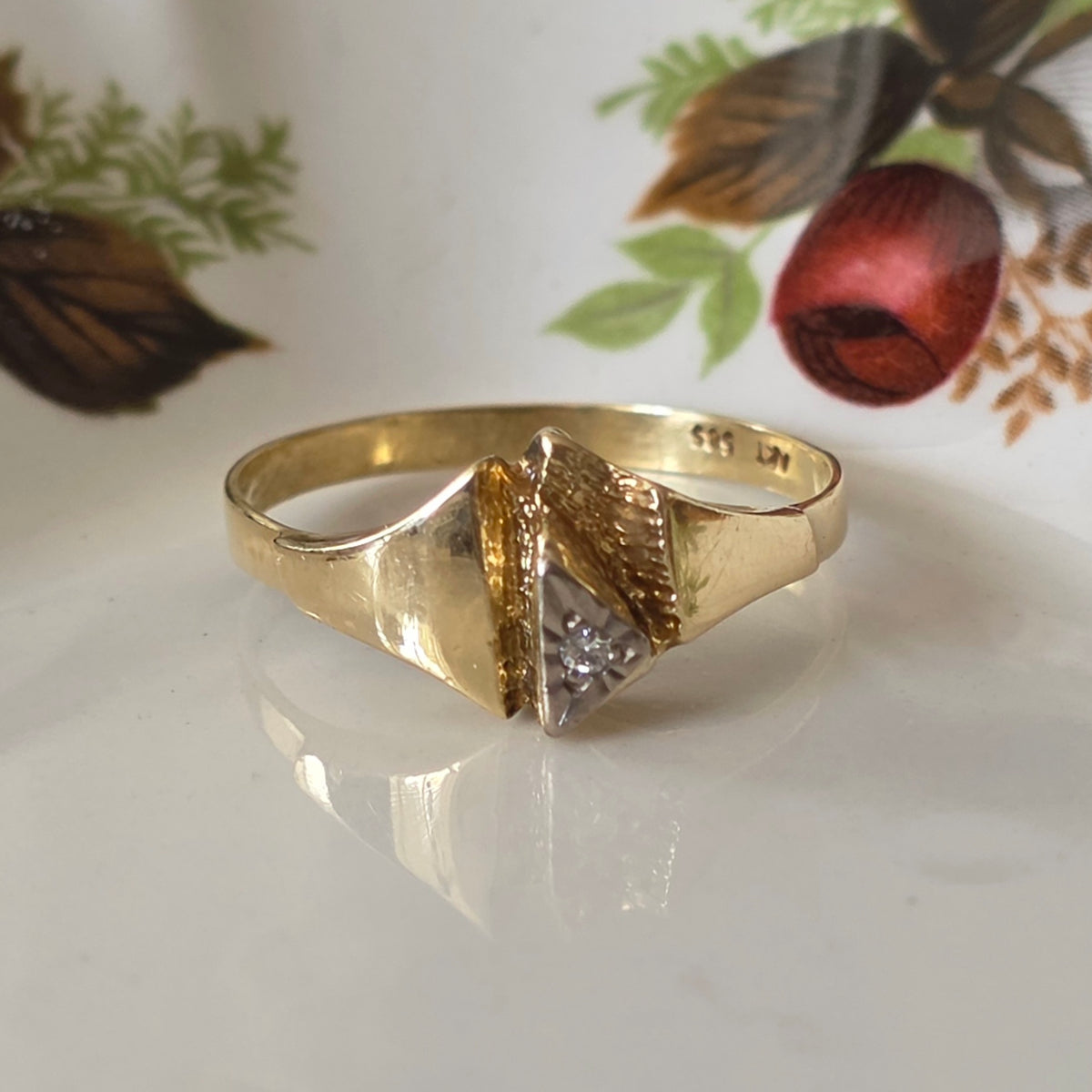 Vintage 14k gold ring with 0.01ct diamond