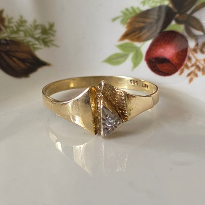 Vintage 14k gold ring with 0.01ct diamond