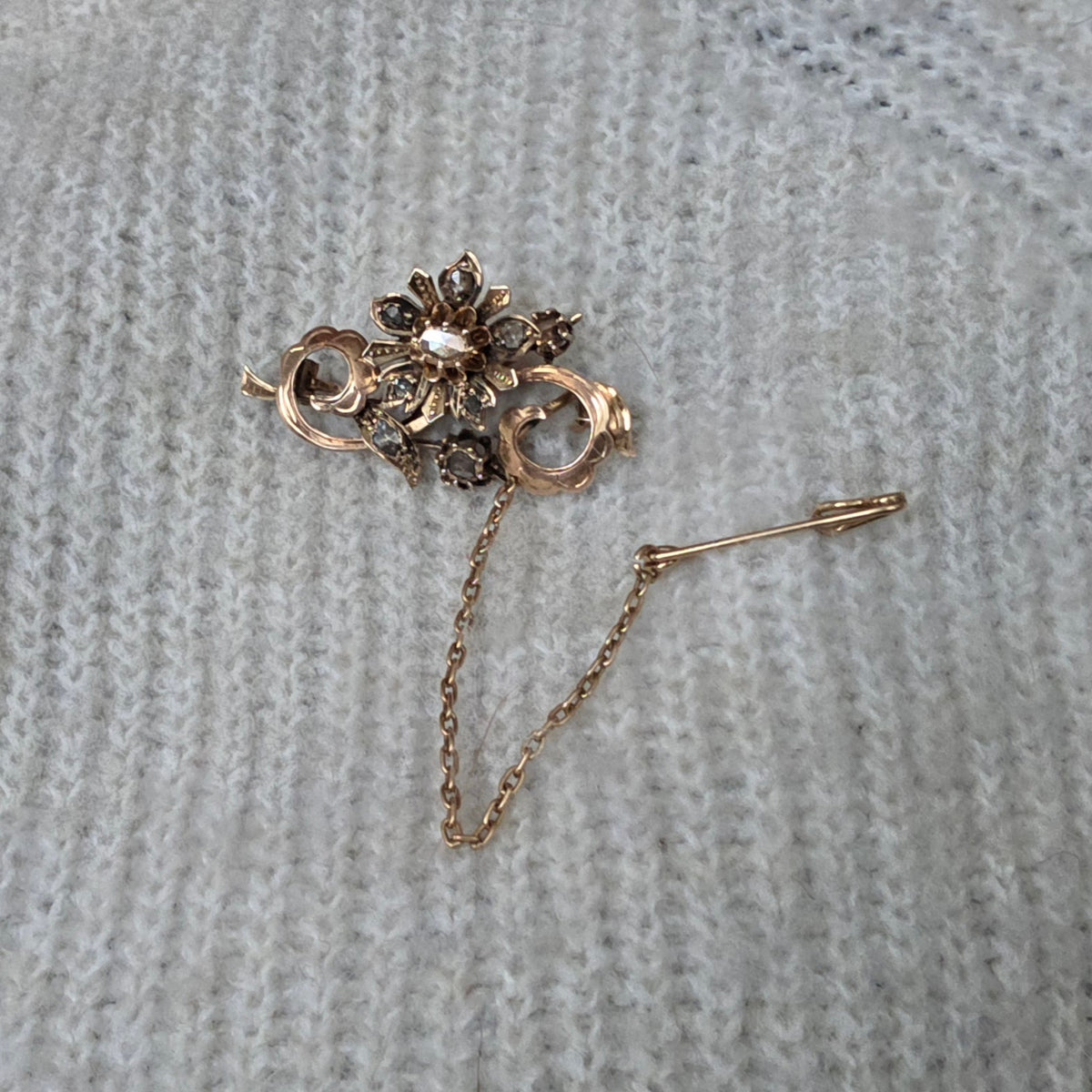 Antieke 14k gouden roosdiamant broche bloemtak