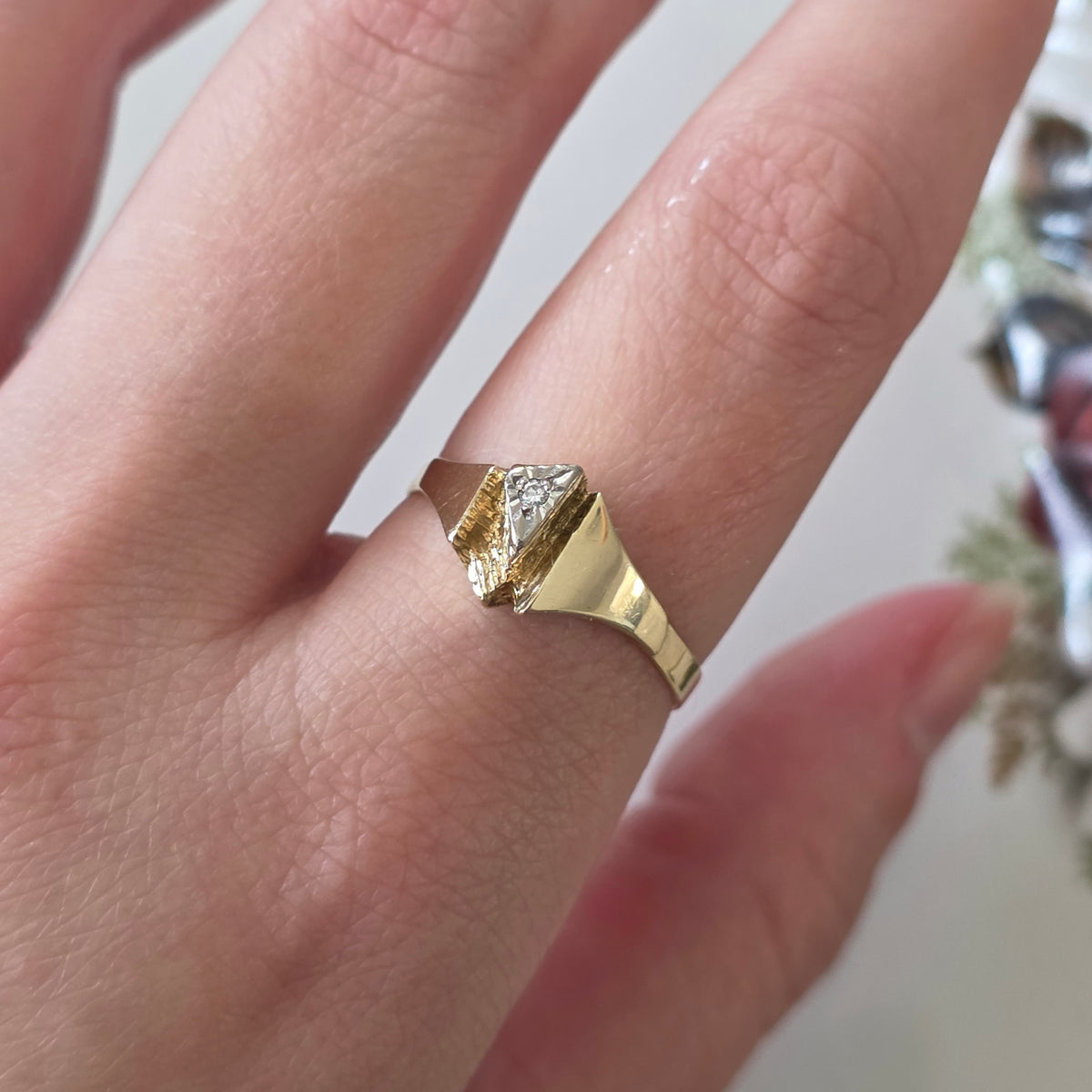 Vintage 14k gold ring with 0.01ct diamond