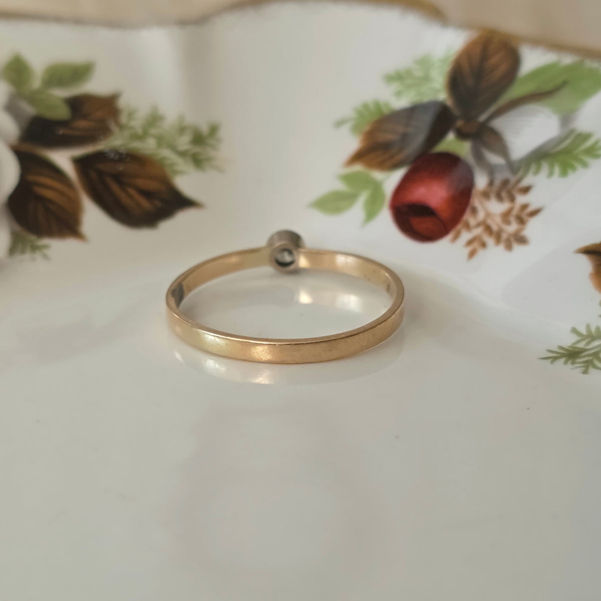 Vintage 14k gold ring with 0.05ct diamond