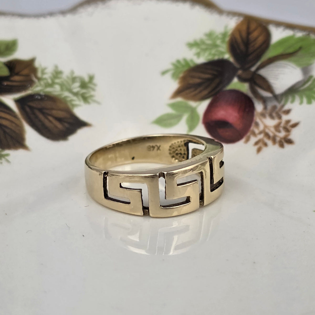 Vintage 14k gold meander ring