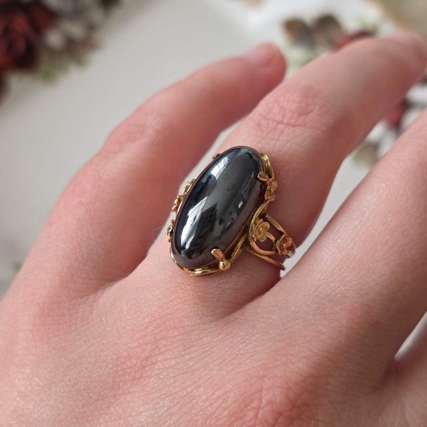 Vintage 14k gouden ring met hematiet en bloemen