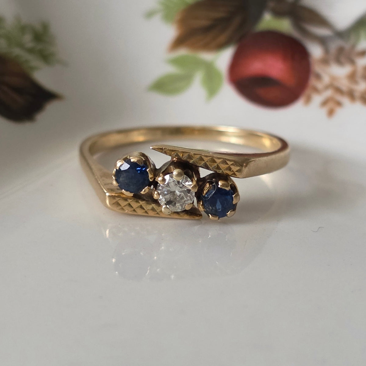 Vintage 18k gold ring with diamond and sapphire