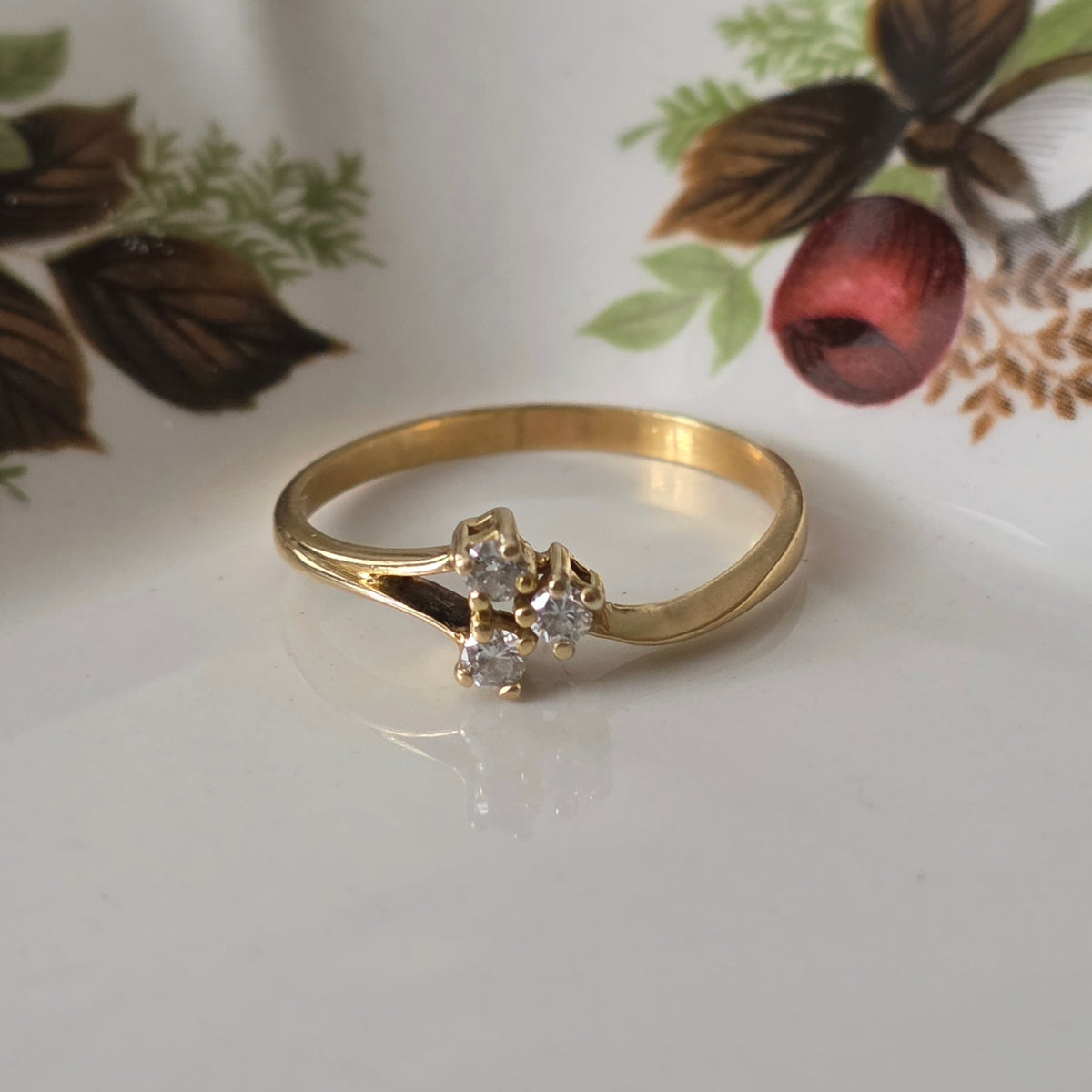 Vintage 18k gold ring with 0.1ct diamonds
