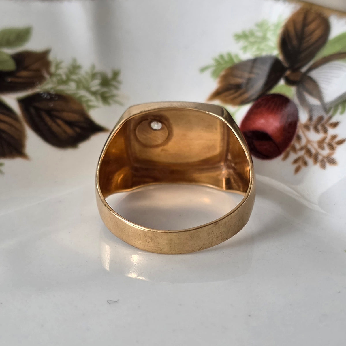 Vintage 18k gold signet ring white quartz