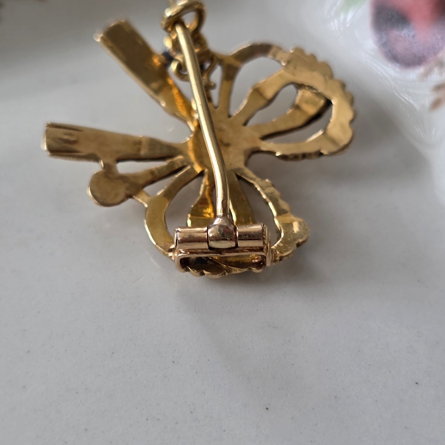 Antieke 14k gouden strik broche met roosdiamanten