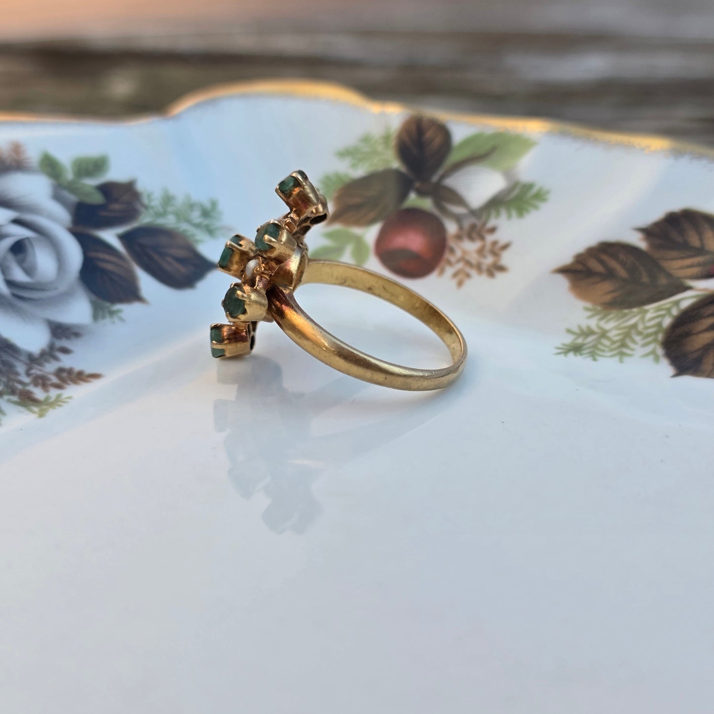 Antieke 21.6k gouden ring met smaragd en zaadparel