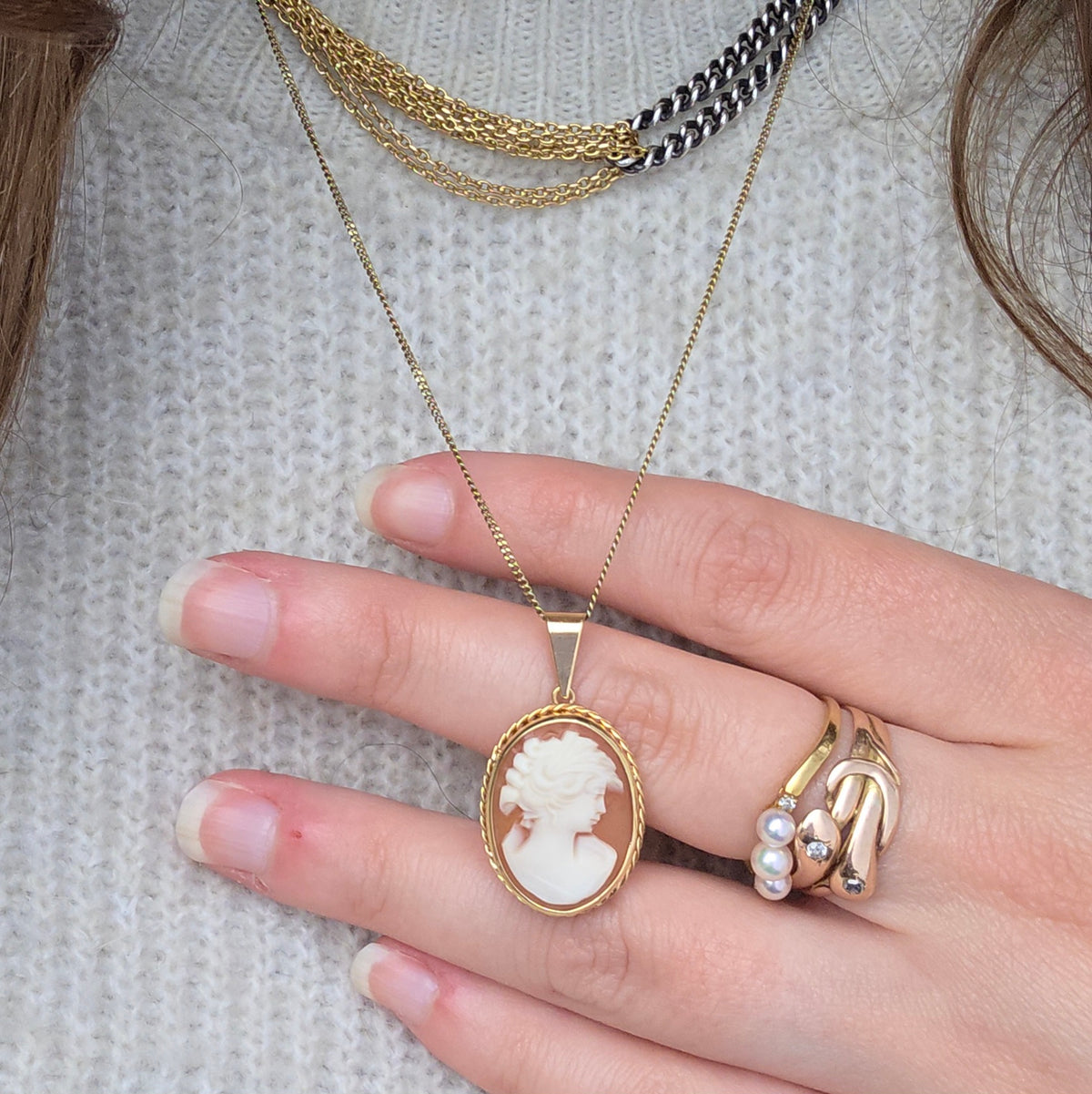 Vintage 18k gold pendant with cameo