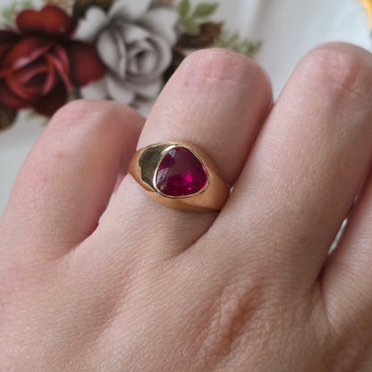 Vintage 18k gouden zegelring met robijn