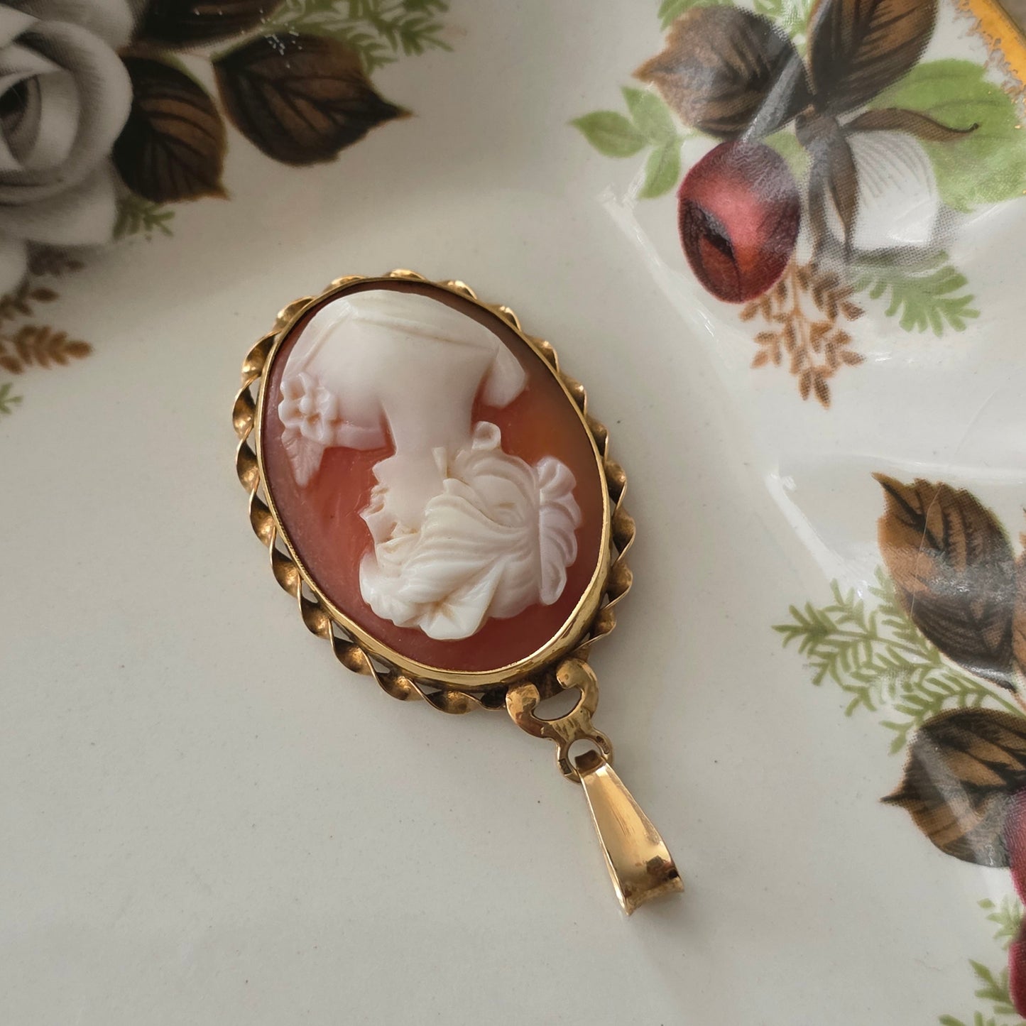 Vintage 14k gold cameo pendant