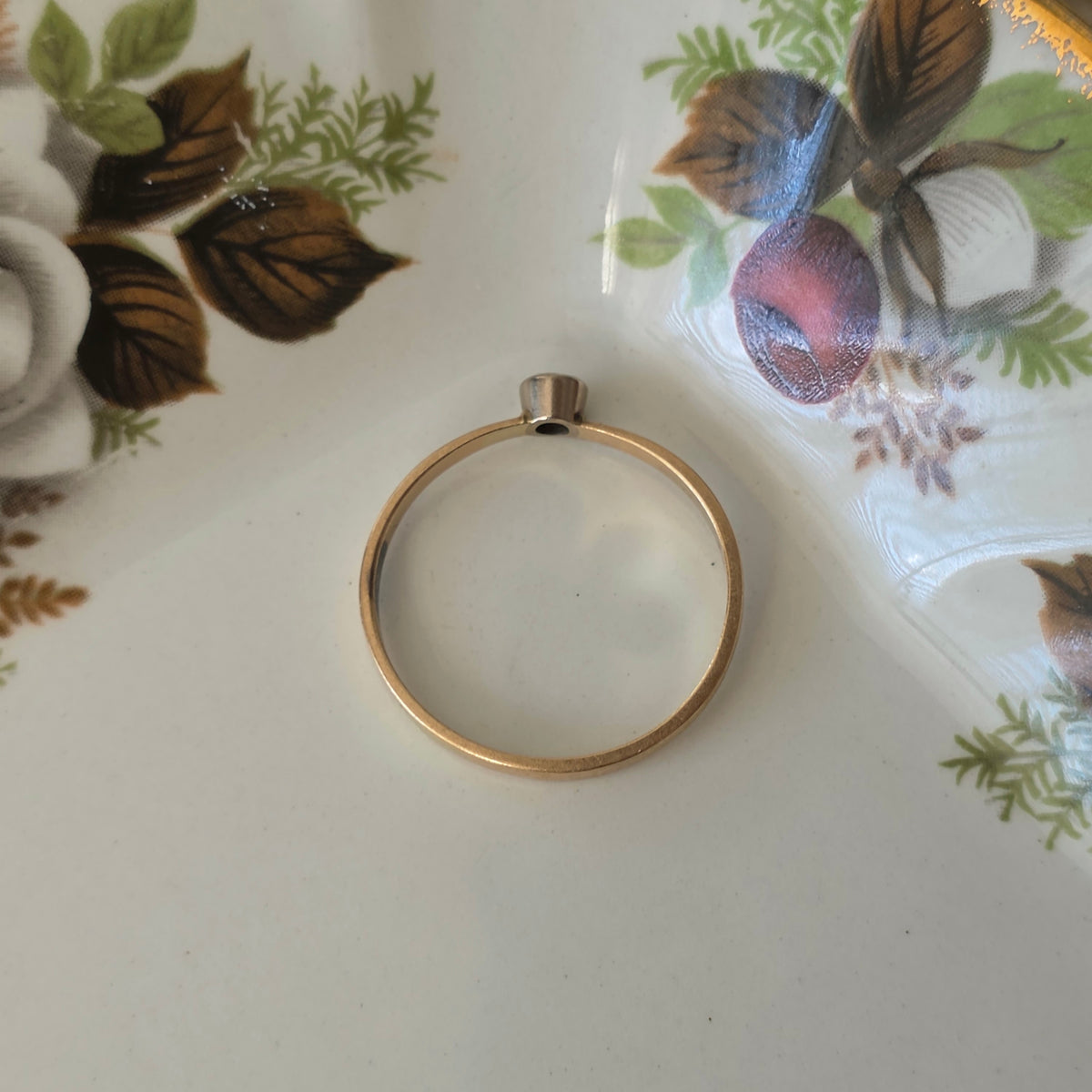 Vintage 14k gold ring with 0.05ct diamond